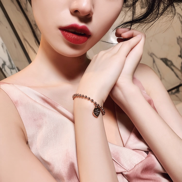 Vòng tay thép titan Nữ cao cấp cảm giác thích hợp thiết kế trái tim đào yêu La Mã số đơn giản gió lạnh trang sức màu đỏ - Vòng đeo tay Clasp vòng vàng 18k