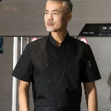 Рабочая одежда шеф-повара высокого класса, в ресторане с коротки