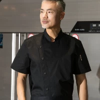 Рабочая одежда шеф-повара высокого класса, в ресторане с коротки