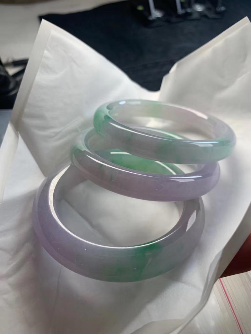 Your elegant emerald bracelet is dedicated to super-connected