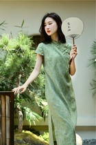 Robe cheongsam en soie de mûrier pour femmes nouveau style chinois amincissant haut de gamme exquis à petites manches nouveau style dété 2024