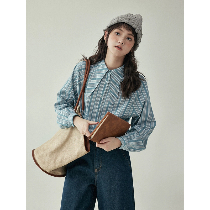 Intellectual and Age-Reducing Blue and White Striped Large Lapel Shirt for Women, New Autumn Style, Artistic College Style, Loose Long-Sleeved Top, Trendy Intellectual and Age-Reducing Blue and White Striped Large Lapel Shirt for Women, New Autumn Style, Artistic College Style, Loose Long-Sleeved Top, Trendy