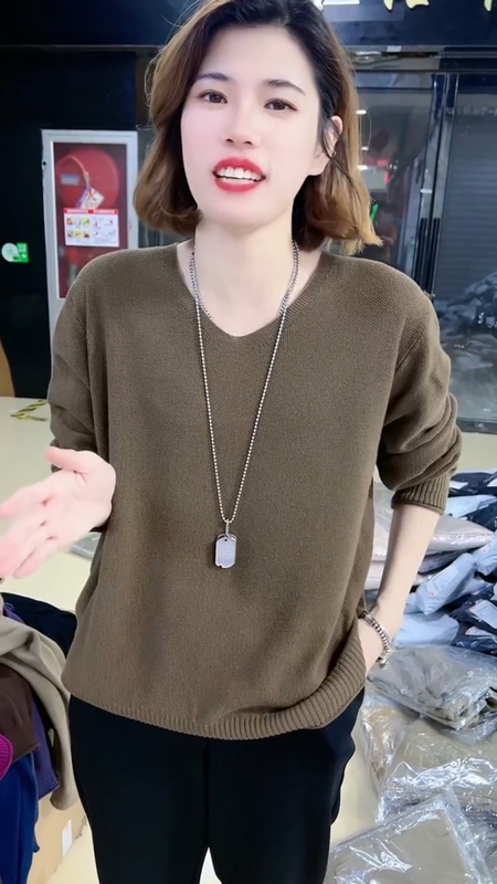 Plus Size Women's Korean Style Belly-Covering Slimming Short Knit Top, Loose V-Neck Long-Sleeve Pullover Versatile Sweater