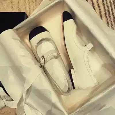 The girl with the source mark is full of good-looking