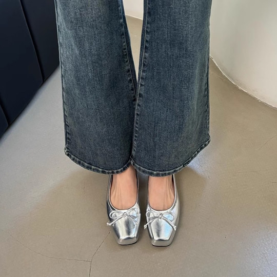 Серебряные женские туфли-балетки, новинка весны 2025, кожаные туфли с квадратным носком, мюли с неглубоким вырезом, нежный стиль, балетки с бантом.