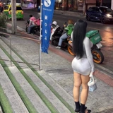 Двухцветные эластичные короткие брюки-кюлоты европейского и американского производства с низкой насыщенностью и металлизированным блеском по бокам, закрывающие бедра, с высокой талией 25,4