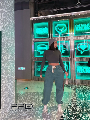 5 Рекомендуемые измельченные волосы с легким волос Ким, те же самые ультра -высокие бомбы без границ безграничной вырез, демонстрируя грудь, длинные рукава, большие рукава t 20.1