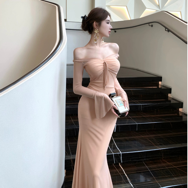 Sexy Hot Girl Style Pleated One-Shoulder Dress for Women in Autumn, Slim Fit, Bell Sleeves, A-Line Hip-Hugging Long Dress Sexy Hot Girl Style Pleated One-Shoulder Dress for Women in Autumn, Slim Fit, Bell Sleeves, A-Line Hip-Hugging Long Dress