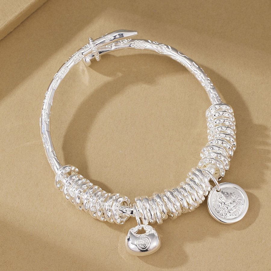 新款白铜钉子盘缠手镯搭配小胖福吊坠，2025时尚高级感如何选才最划算？