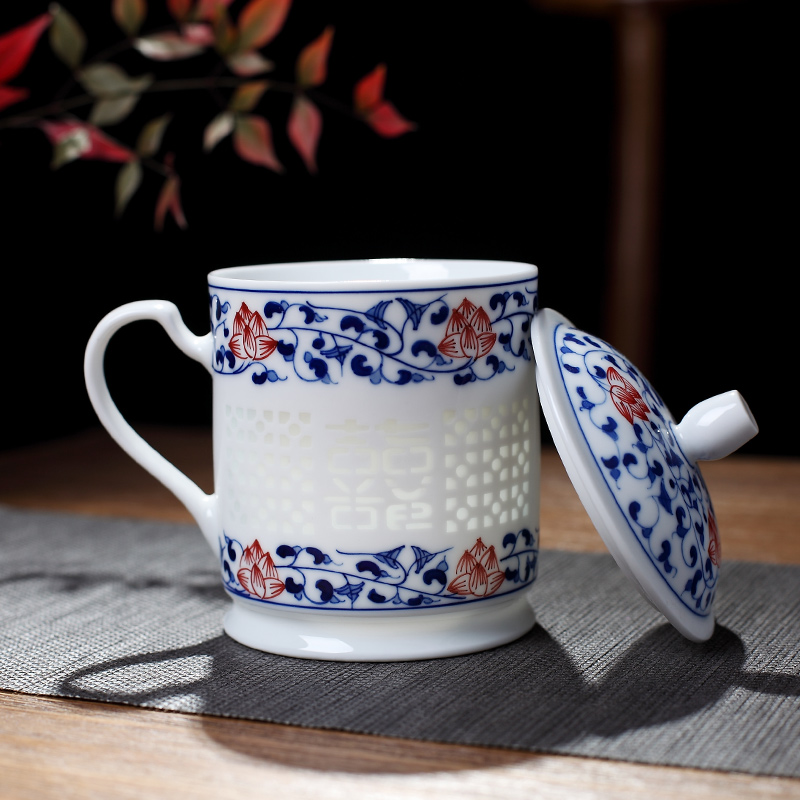 DH with cover of jingdezhen blue and white and exquisite hand - made ceramic tea cup office the boss personal household cup suit