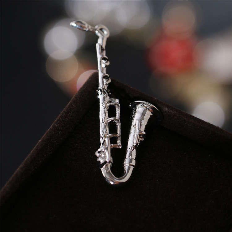 Cá nhân thời trang cụ trâm cài kèn saxophone pin nam phù hợp với phụ kiện áo len nữ áo len nút lớn pin - Trâm cài