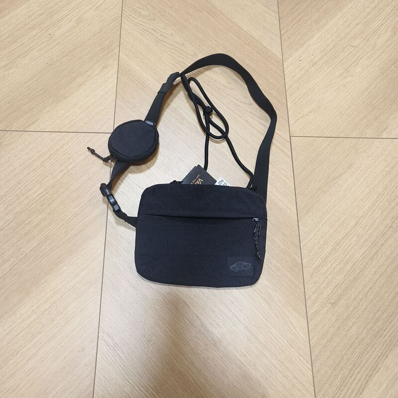 Vans All-Season Black Versatile Unisex Casual Crossbody Bag Headphone Bag Sample Bag Vn0A7Rxrblk Vans All-Season Black Versatile Unisex Casual Crossbody Bag Headphone Bag Sample Bag Vn0A7Rxrblk