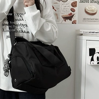 Черный ремень висит