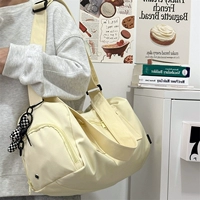 Светло -желтый ремень висят