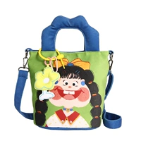 Девушка с луком [с висящим украшением]