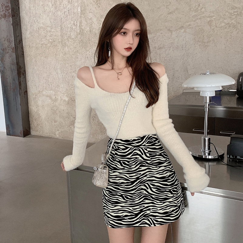 Fan Zhiqiao White V-Neck Sweater for Women, Off-Shoulder, Autumn and Winter, Sexy Design, Niche Knitwear, Clavicle-Revealing Top
