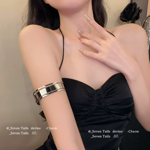 Небольшой дизайнерский аксессуар, брендовый браслет, изысканный стиль