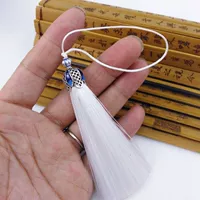 Кисточка из белой перегородчатой ткани