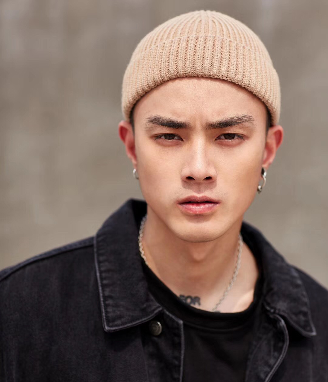 Naughty Photography Studio Clothing Photo Men's Clothing Shooting Day Ensemble Models Harbor Wind Denim for a collage of approp.