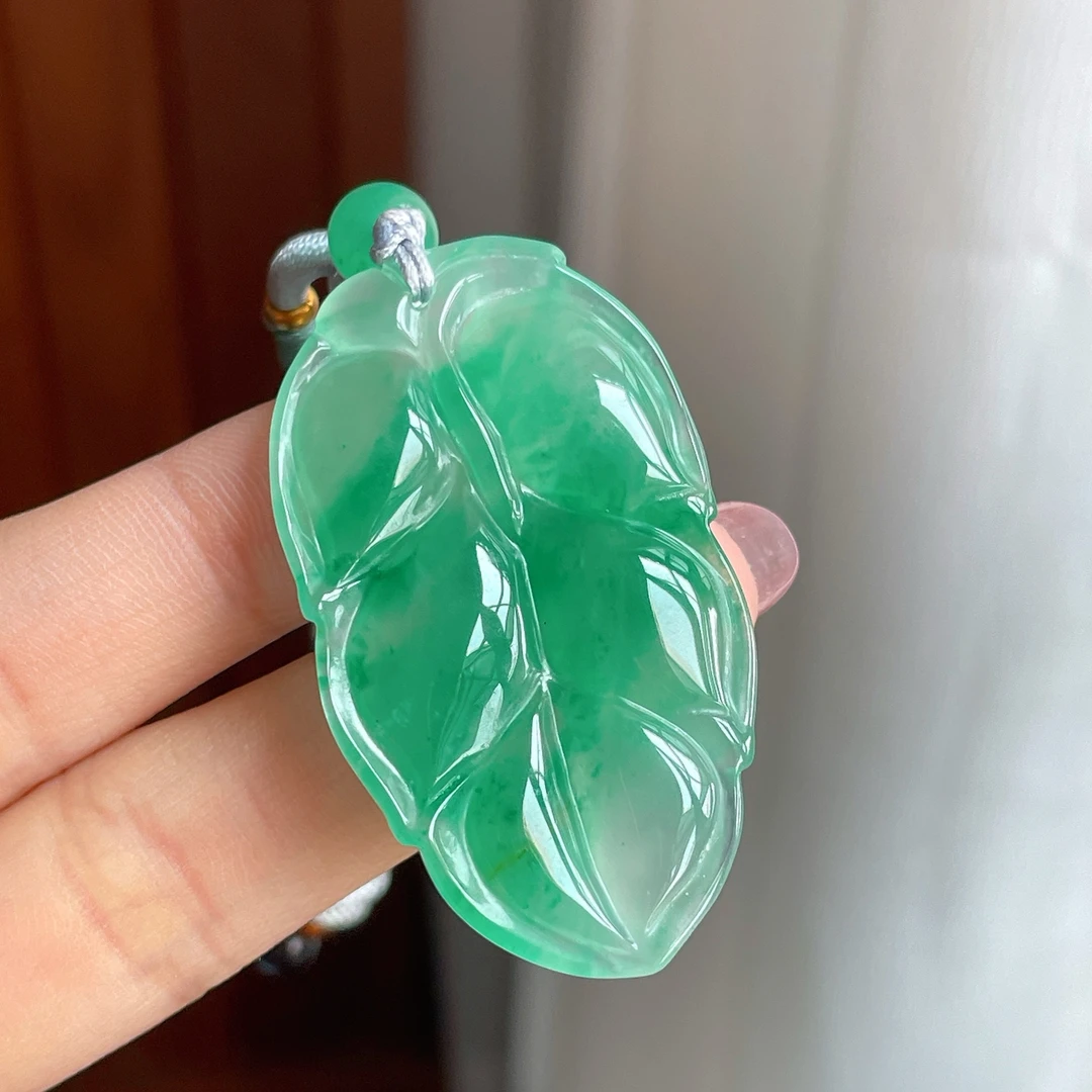 【清朝末期・天然翡翠】満族の扳指／飄花玉／布箱付 天然飘花非洲翠叶子吊坠独龙玉阳绿玉叶翡翠编绳项链：母亲节最佳