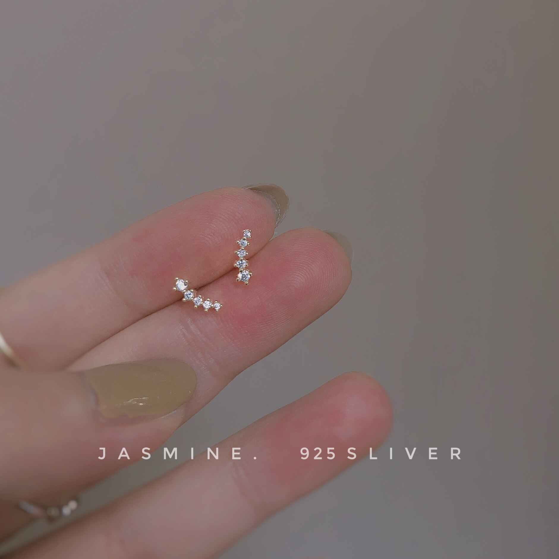 Sterling silver meteor small row of diamonds shiny mini earrings work simple wild models sleep without picking earrings