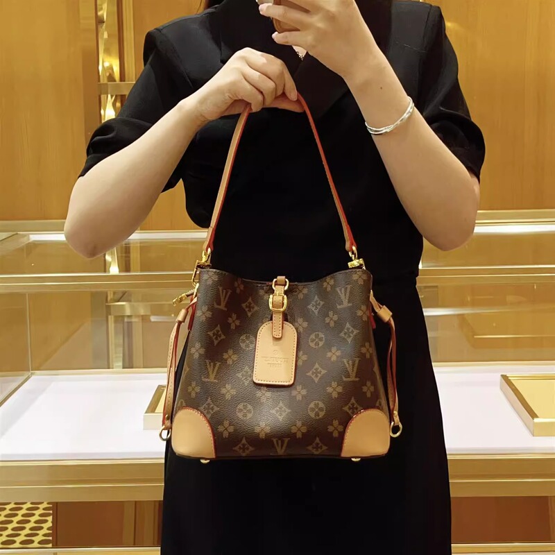 Authentic Second-Hand Bucket Bag 2026 New Model Designer Bag for Women Genuine Leather Tote Bag High-End Commuter Crossbody Bag for Women