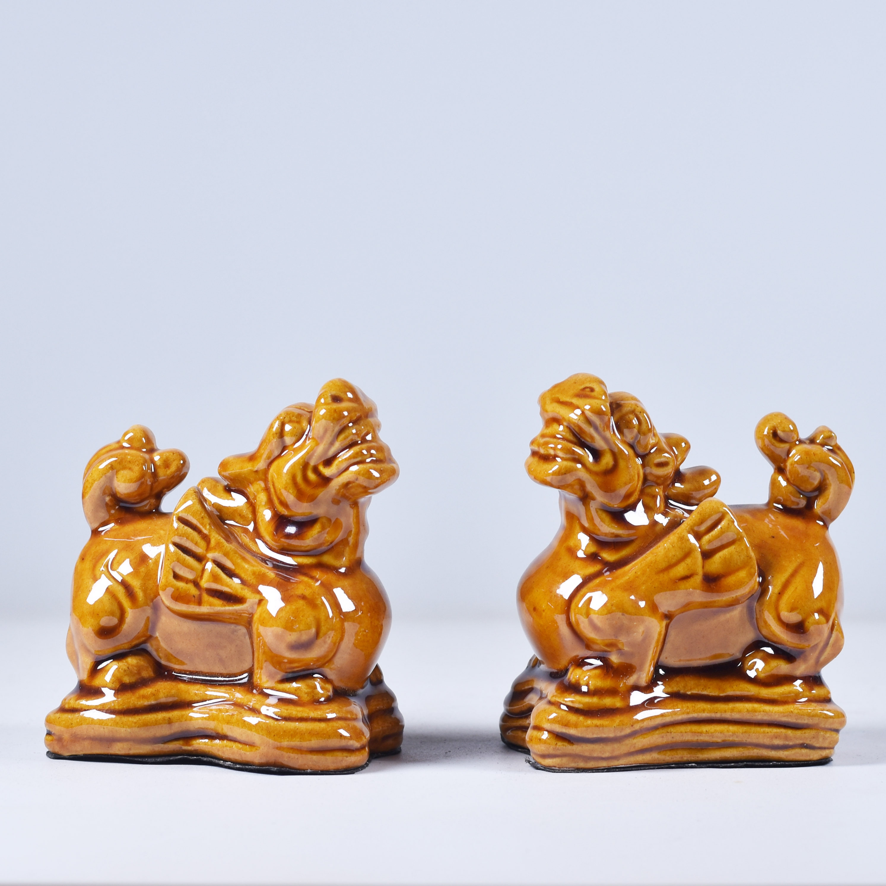 風水において富を引き寄せ、厄除けとして用いられる陶器製の貔貅（ひきゅう）の置物一対。赤い貔貅の置物一対。