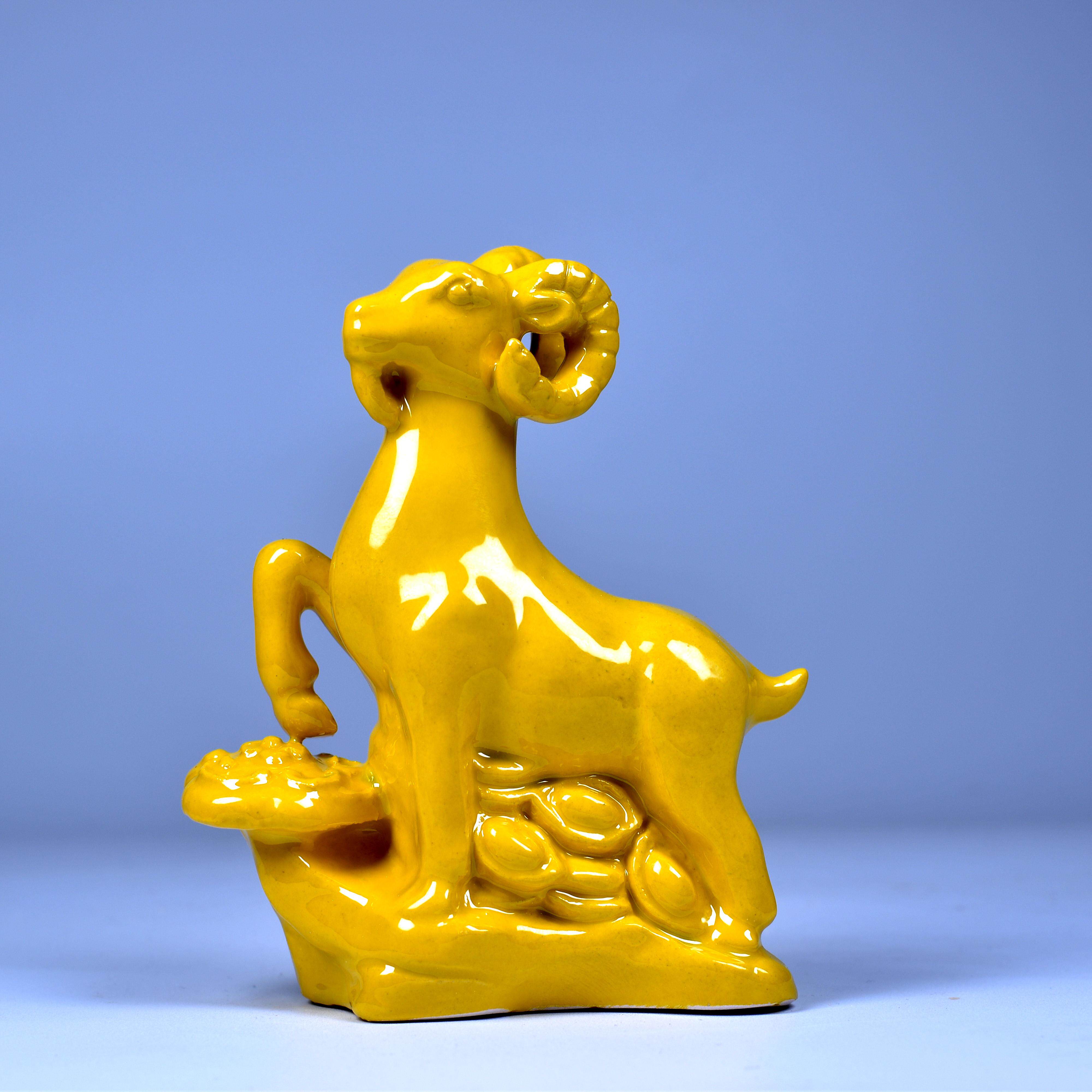 陶器製の羊の置物、富を引き寄せる羊、風水対策、工芸品、干支の羊、黄色い羊、土の羊、角を修復する羊、縁起の良い羊。