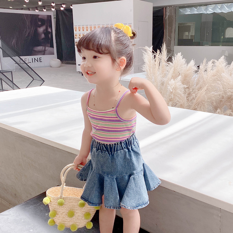 2020 mới mùa hè váy cô gái trẻ thời trang Hàn Quốc phiên bản của trẻ em 2-8 tuổi dệt kim sọc sling vest.