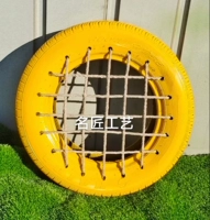 Желтая сетчатая табуретка