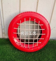 Красная сетчатая табуретка