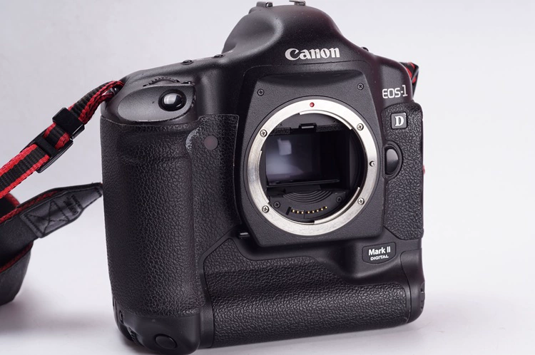 Máy ảnh kỹ thuật số hàng đầu của Canon CANON 1D MARK II - SLR kỹ thuật số chuyên nghiệp