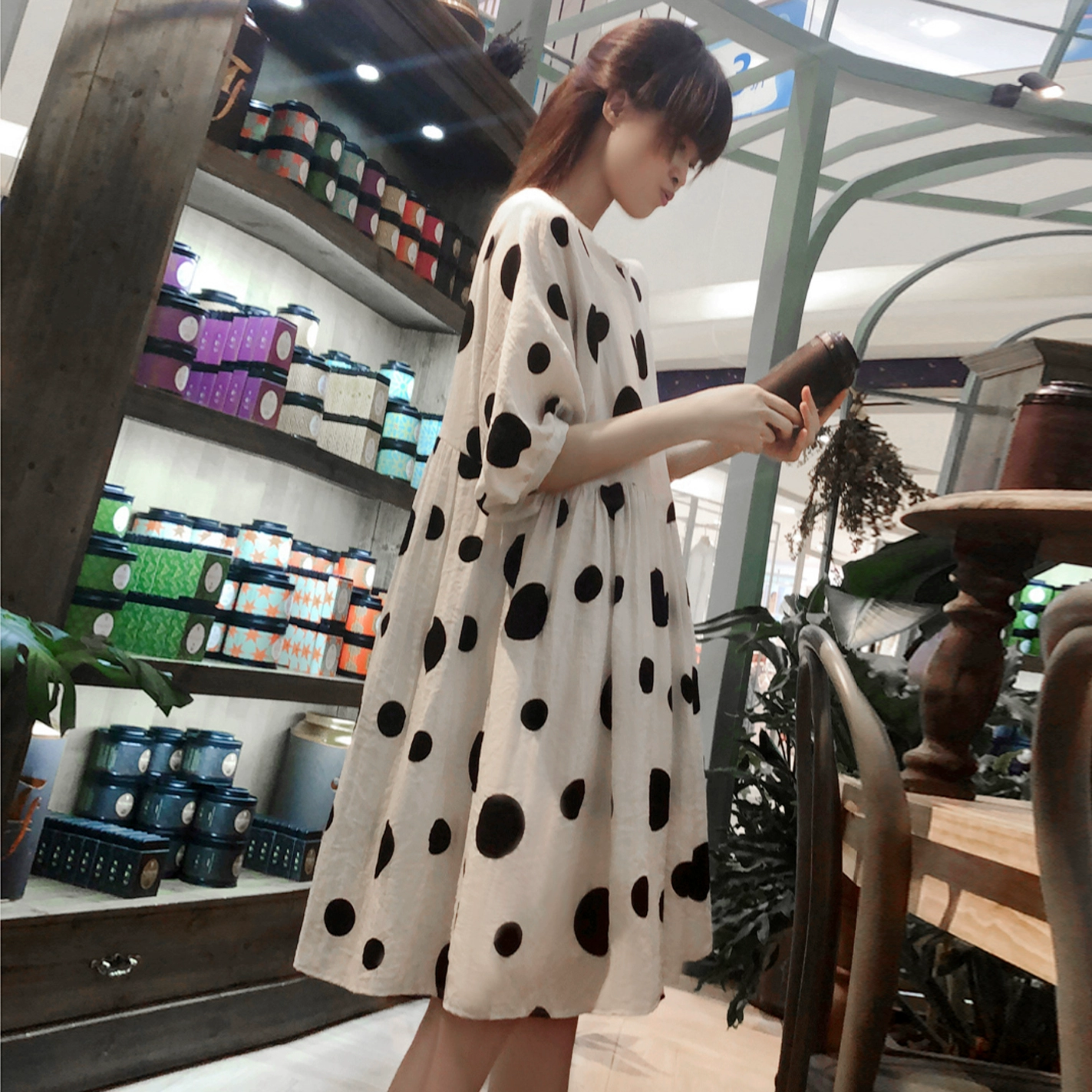 Váy lanh nhỏ xinh phiên bản Hàn Quốc váy búp bê lưng cao rộng rãi che bụng được học sinh gầy đung đưa sóng lớn chấm bi tay áo - Váy eo cao