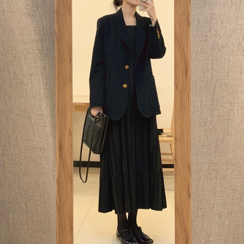 Черный осенний короткий небольшой дизайнерский пиджак классического кроя, коллекция 2023, подходит для подростков, тренд сезона, изысканный стиль