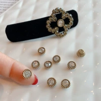 3 лотка со стразами диаметром 0,6 см.