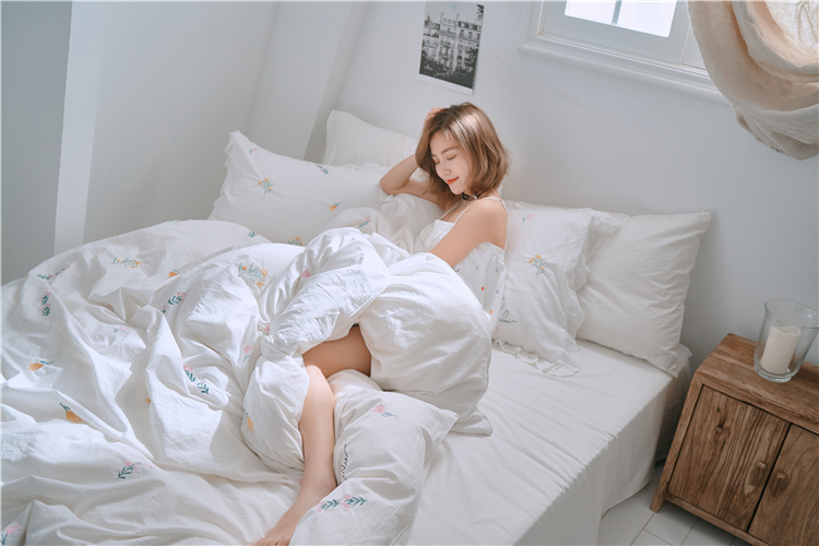 Bộ đồ cotton bốn màu đơn giản và tươi được giặt bằng vải bông thêu kiểu chăn bông nhỏ - Bộ đồ giường bốn mảnh bộ drap giường 1m6