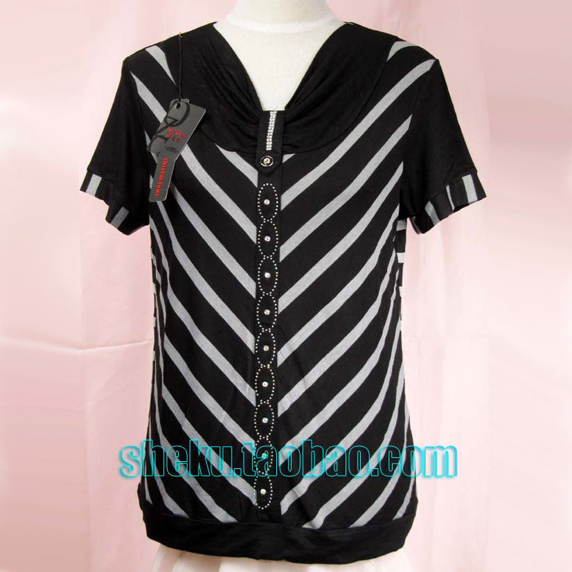 Tail goods clearance mother short-sleeved t-shirt black and white striped middle-aged female summer slim V-neck mother-in-law fashion T-shirt top