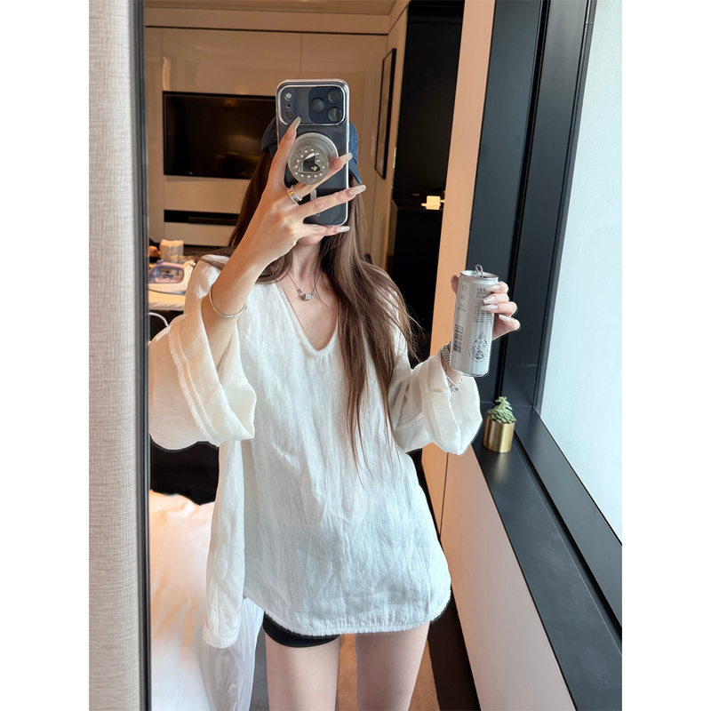 Ease 100 Linen Enzyme Wash Relaxed and Casual Raw Edge V-Neck Blouse