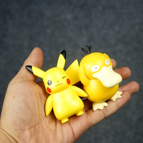 Подлинная модель Pikachu Koda Duck Играет украшения милые кукольные подарки вокруг кино