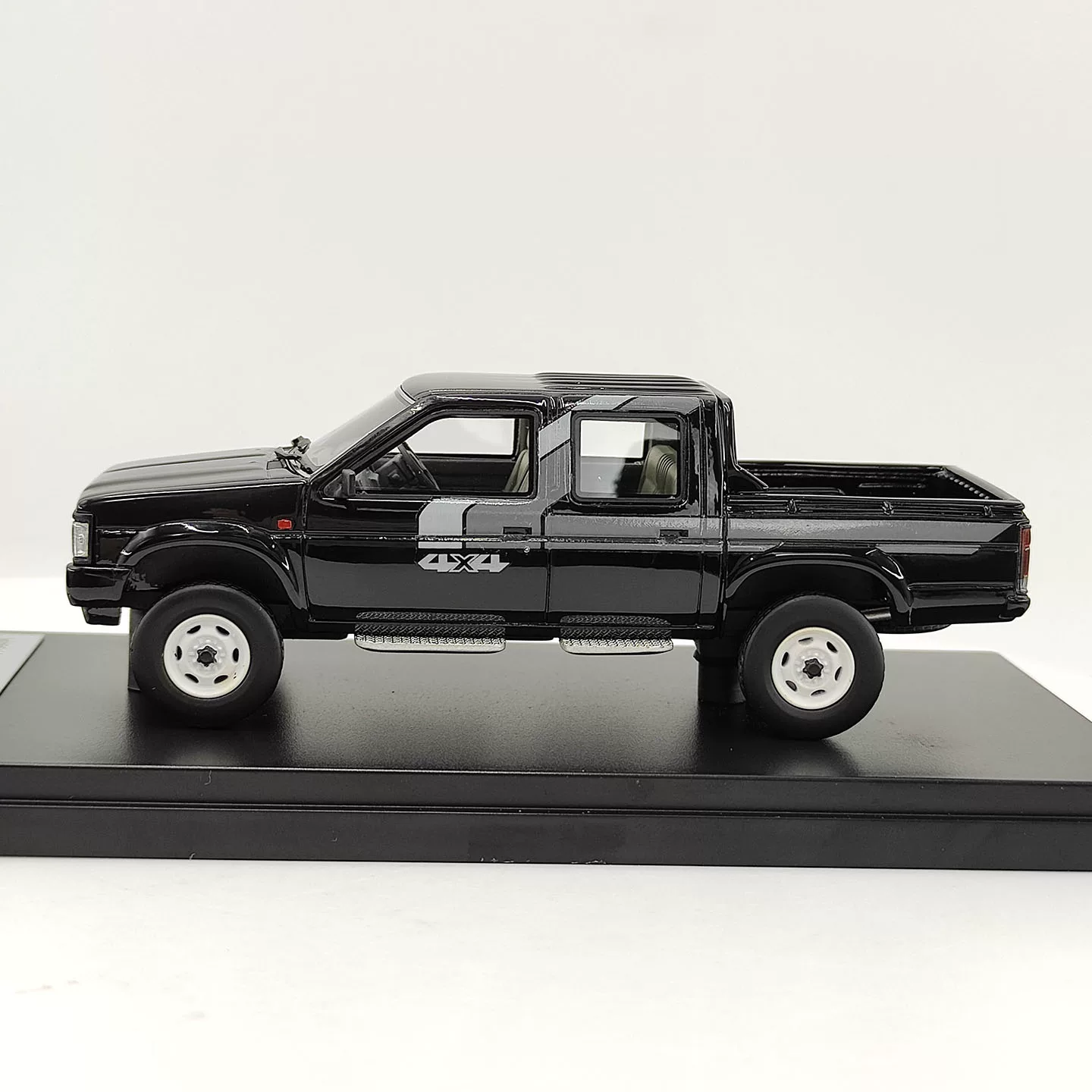 Hi-Story 1:43 Nissan DATSUN 4WD Double Cab AD 1985 Black Resin Car Model