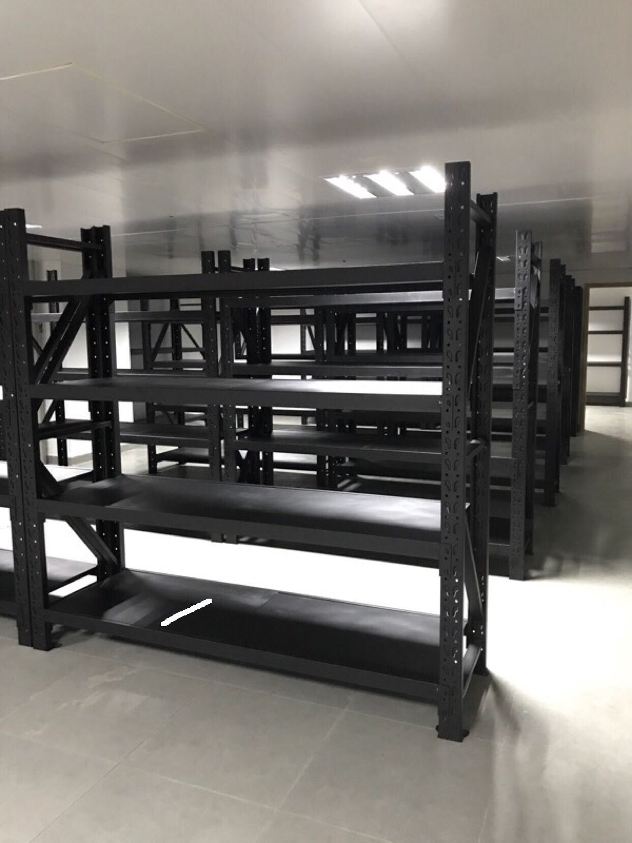 Black warehouse shelves household shelves for shelves of bookshelves and debris between light medium-sized shelves