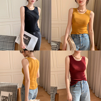 Mas Jiamin paired with Bi-bei to experience the fine-spun wool vest for the undershirt