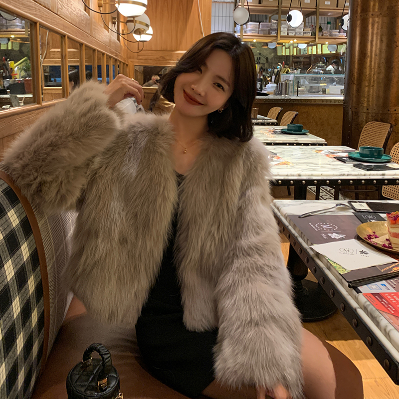 Linlin Fur's "Classic Fifth Generation" New Short Fox Fur Coat for Women, Imported from Finland