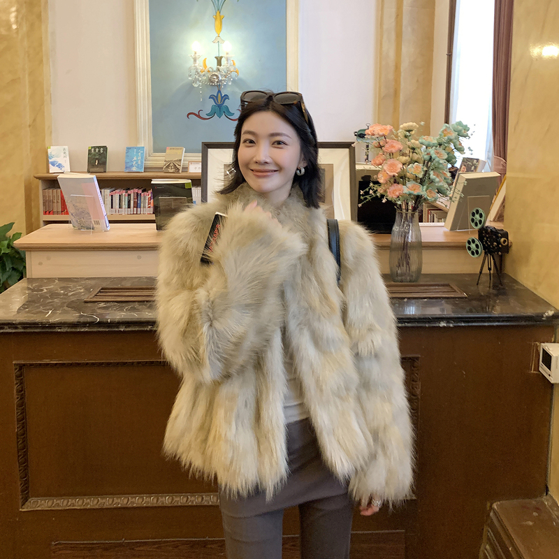 Linlin Fur's "Osaka Diary" Two-Tone Gradient Imported Raccoon Fur Coat for Young Women