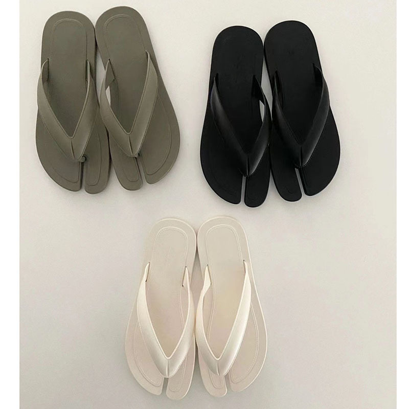Hong Kong Mona Same Split toe Herringbone slippers The new Europe and America Flat bottom Wear out Horseshoe ninja Versatile Beach shoes female