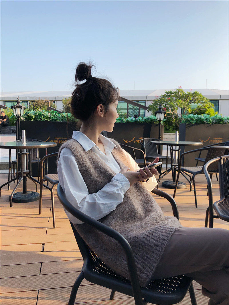 2020 autumn Winter new Lazy Wind Net Red Loose shorts V collar Neckline Knitted Sweater Waistcoat Waistcoat Waistcoat