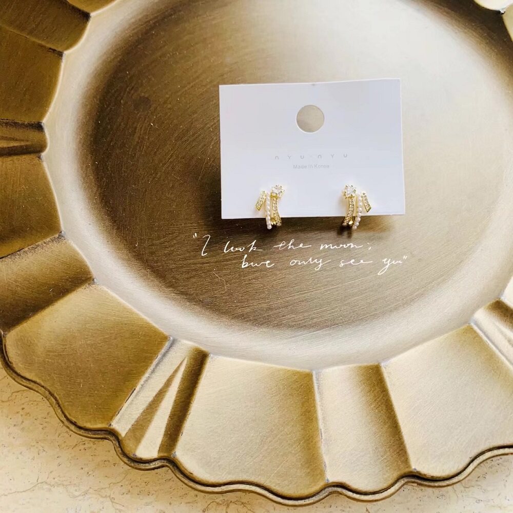 South Korea's Dongdaemun nyu nyu pearl crummy drilling design sensation meteor styling ear-needle earpiece