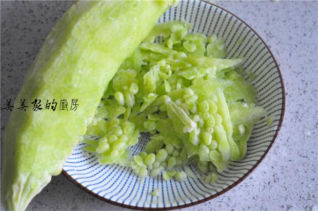 苦瓜炒鸡蛋的步骤图