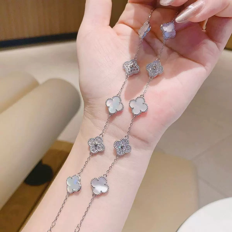 Light Luxury Panda-Colored Four-Leaf Flower Bracelet for Women, Exquisite and Versatile, High-End Feel, Rhinestone-Encrusted Silver Bracelet