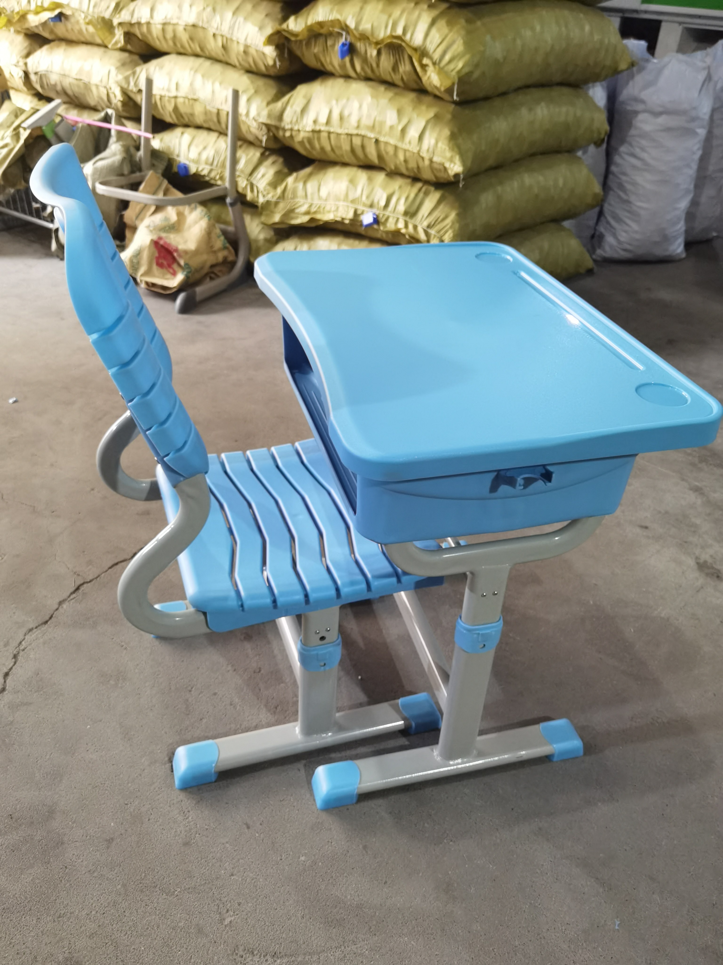Hand-cranked desks and chairs primary and secondary school students can lift desks school remedial class cram school art desks and chairs factory direct sales